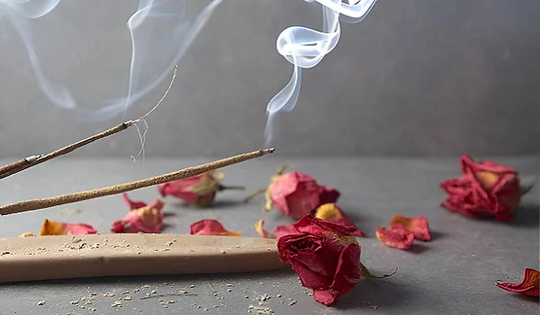 عود گل رز برای جذب عشق