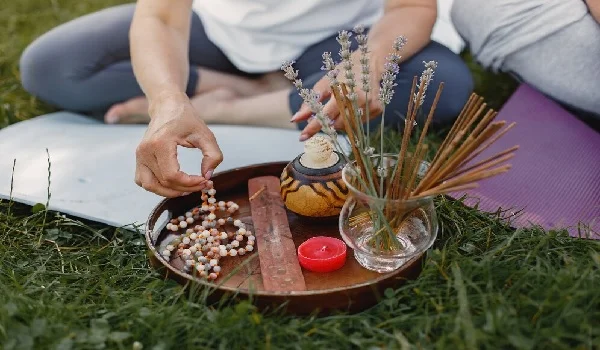 بررسی تاثیر عود در جذب عشق